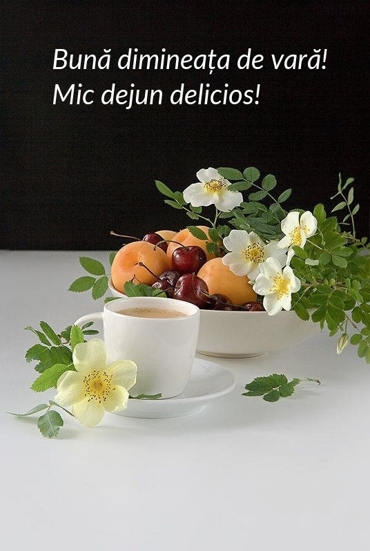 Bună dimineața de vară! Mic dejun delicios!