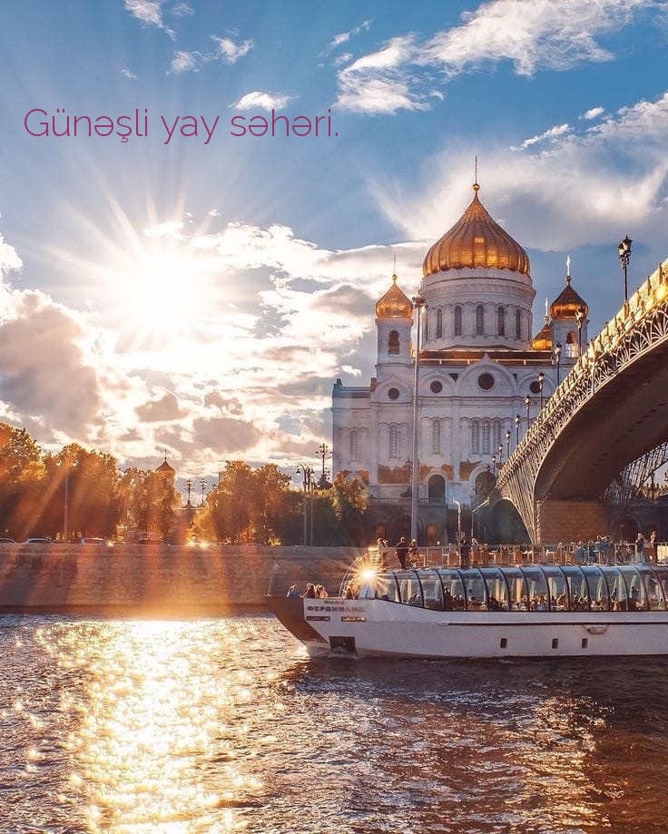 Günəşli yay səhəri.